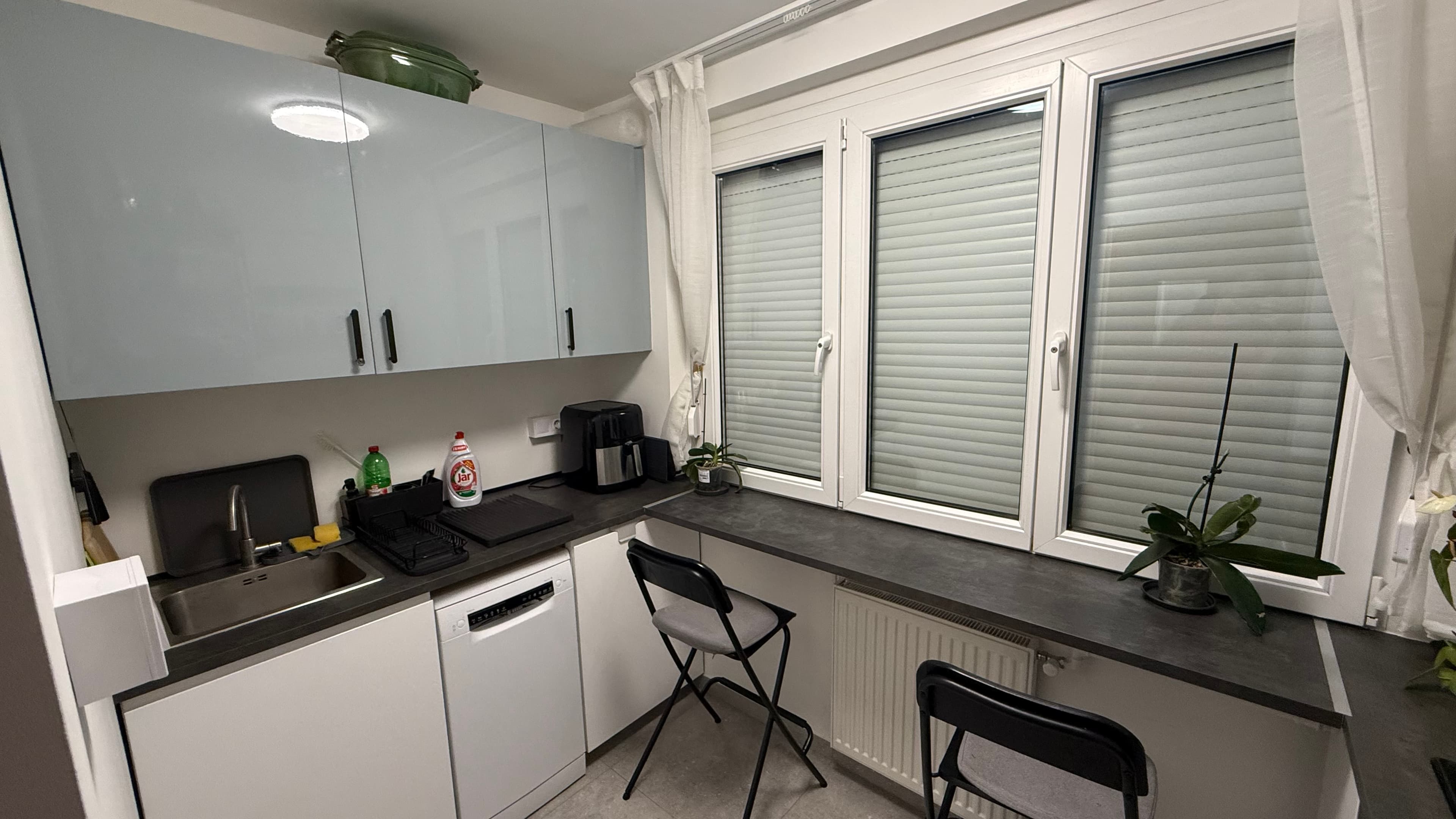 PANEL A FRAKNÓ UTCÁBAN